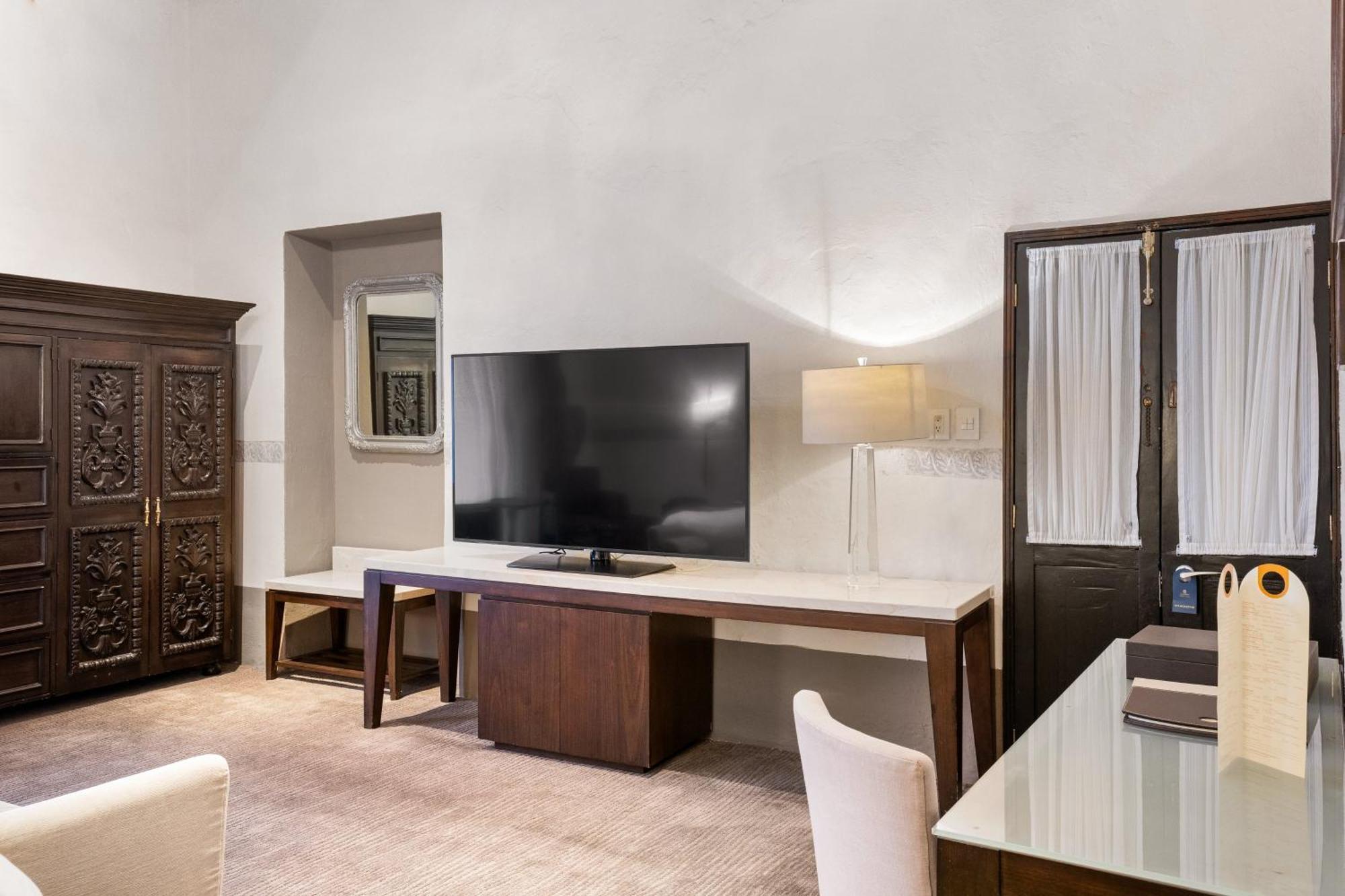Quinta Real Puebla Hotell Eksteriør bilde A television in a hotel room