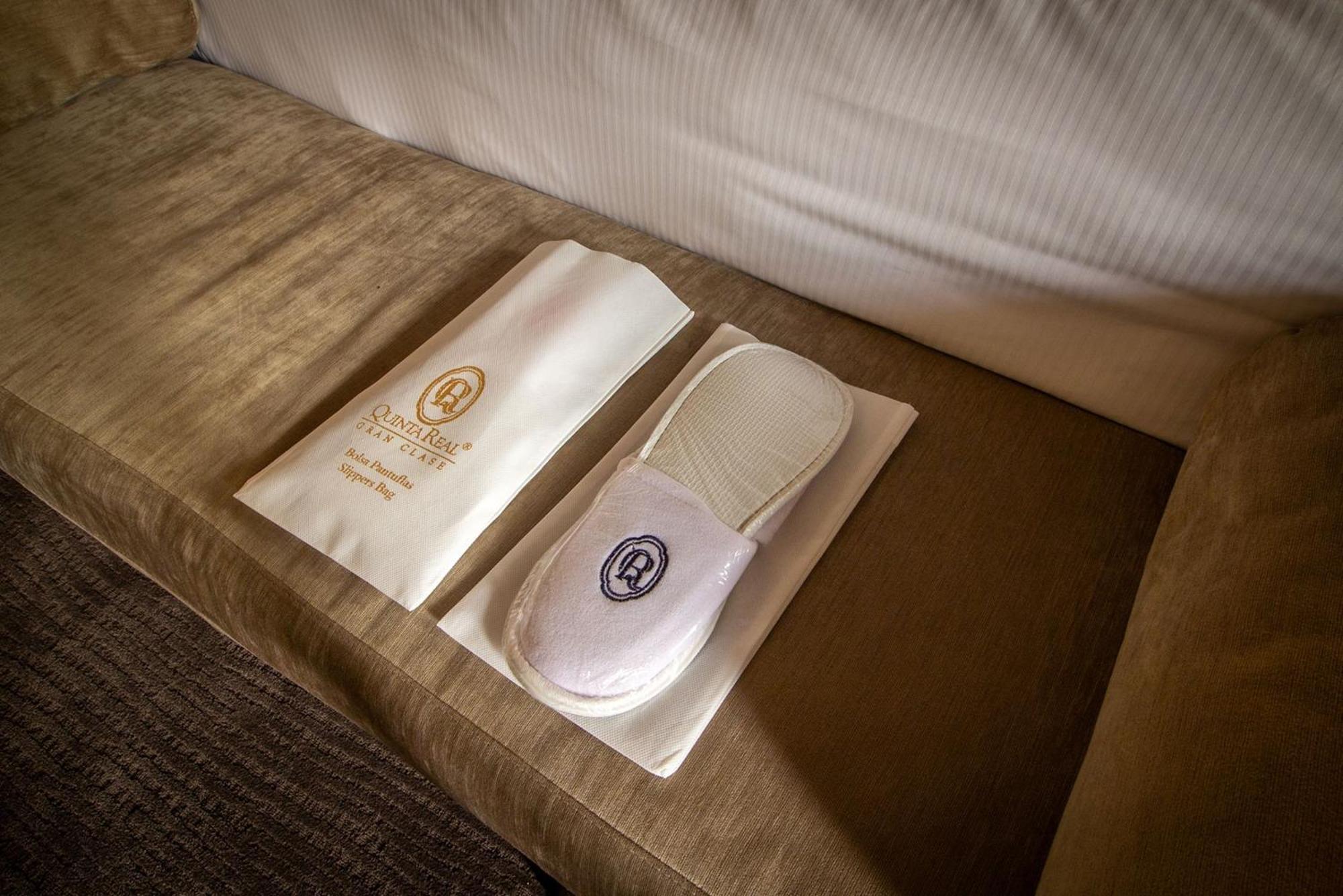 Quinta Real Puebla Hotell Eksteriør bilde Slippers at a hotel